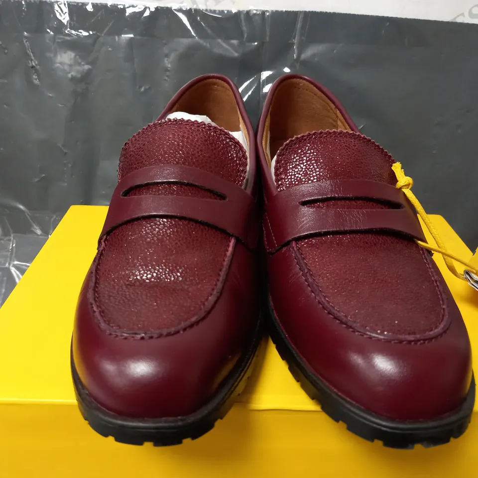 STRIVE SEVILLE SHOES IN CHERRY - UK 5.5