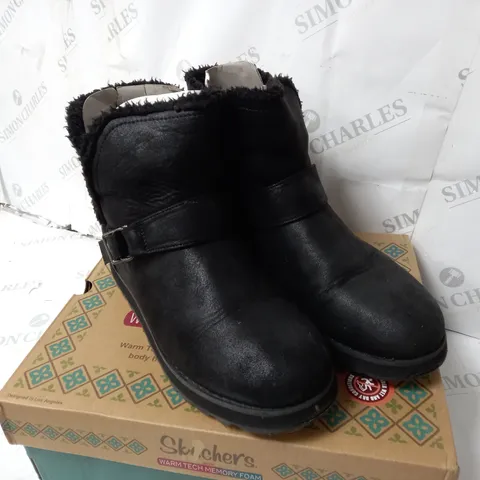 BOXED PAIR OF SKECHERS CABIN FEELS BOOTS BLACK SIZE 7