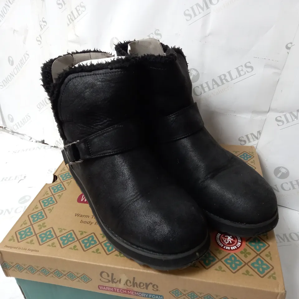 BOXED PAIR OF SKECHERS CABIN FEELS BOOTS BLACK SIZE 7