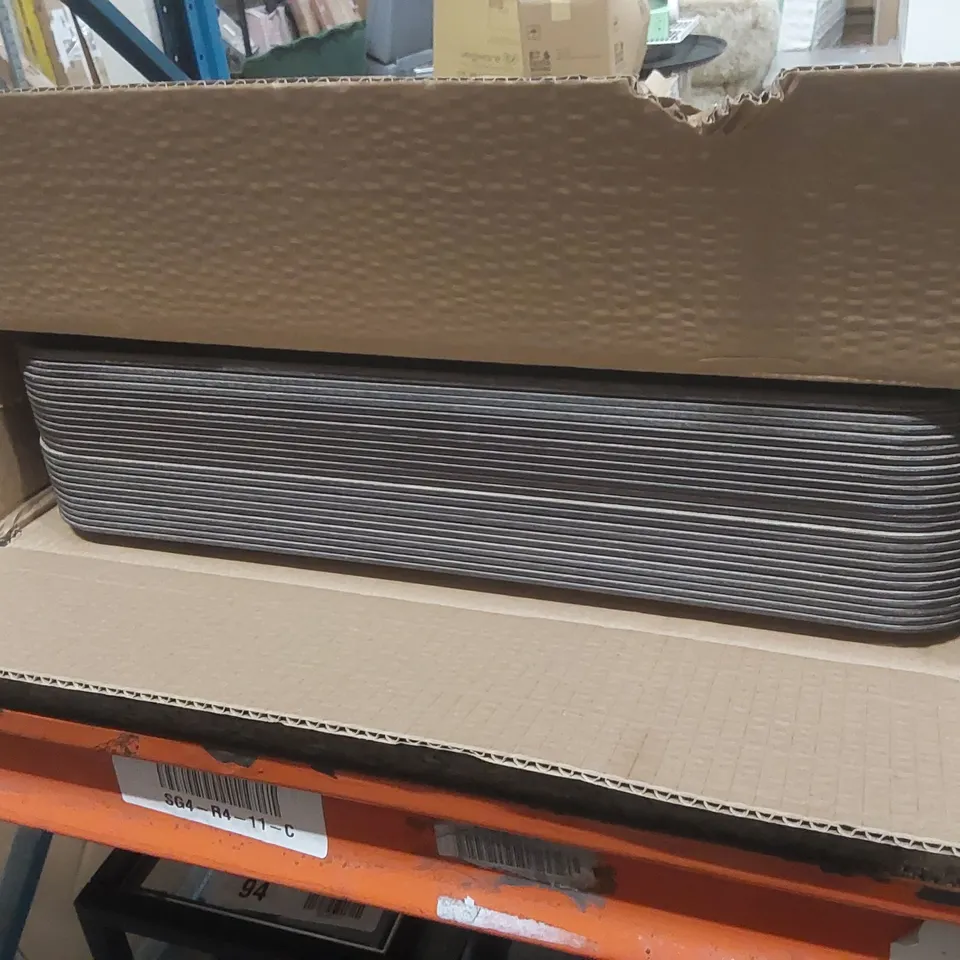 BOX CONTAINING APPROXIMATELY 23x BRAND NEW CAMBRO MADEIRA LAMINATE CANTEEN TRAY LIGHT OLIVE