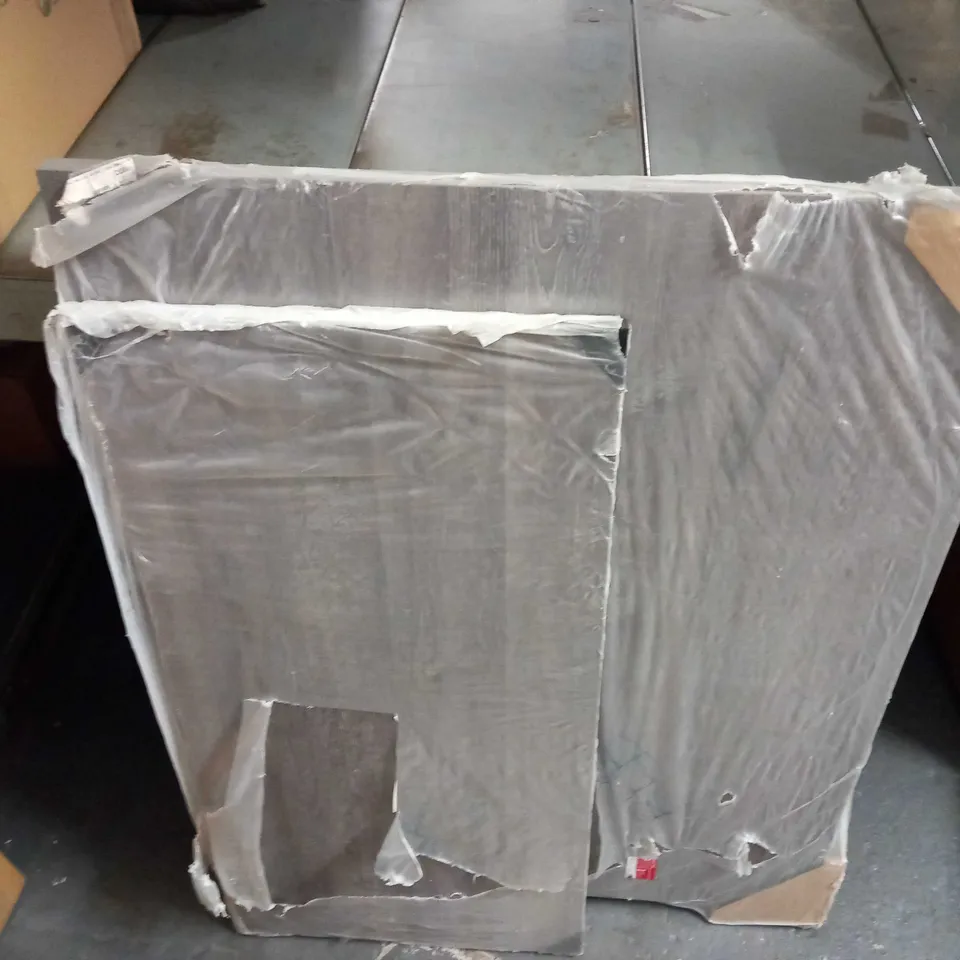 LOT OF APPROX 2 GREY WOOD EFFECT WORK TOPS/DOORS