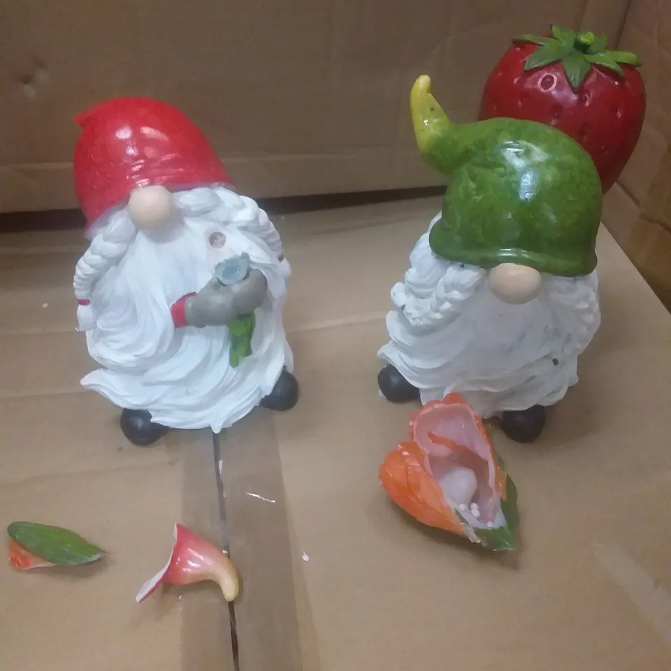 BOXED SET OF 2 CARRYING GNOMES