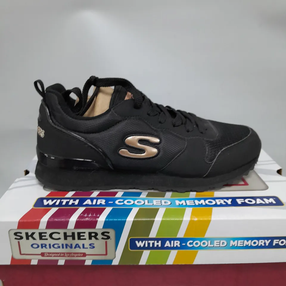 BOXED PAIR OF SKECHERS TRAINERS BLACK SIZE 6 