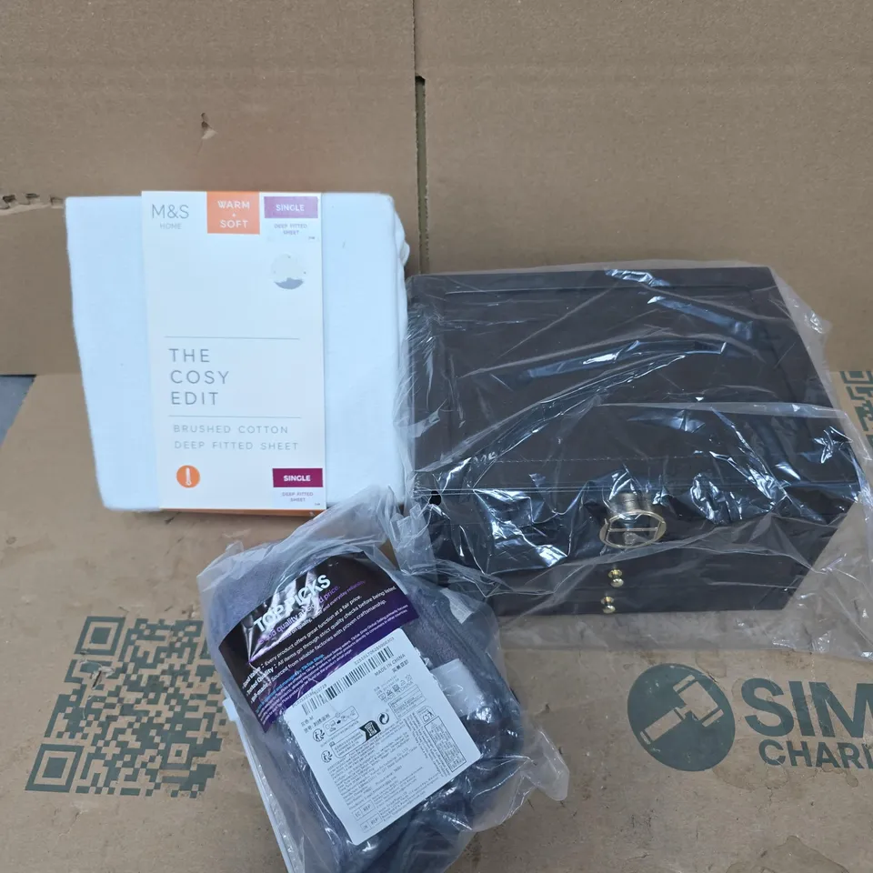 APPROXIMATELY 15 ASSORTED HOUSEHOLD PRODUCTS TO INCLUDE STORAGE BOX, FITTED SHEET, THROW ETC