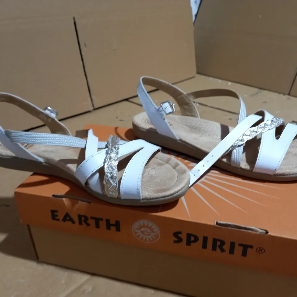 EARTH SPIRIT CUIR VERITAVLE WYATT WHITE SANDAL SIZE 6