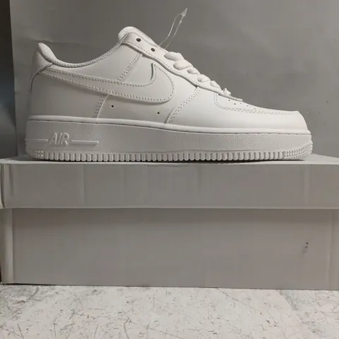 BOXED PAIR OF NIKE AIR FORCE 1 '07 SHOES IN WHITE SIZE UK 7