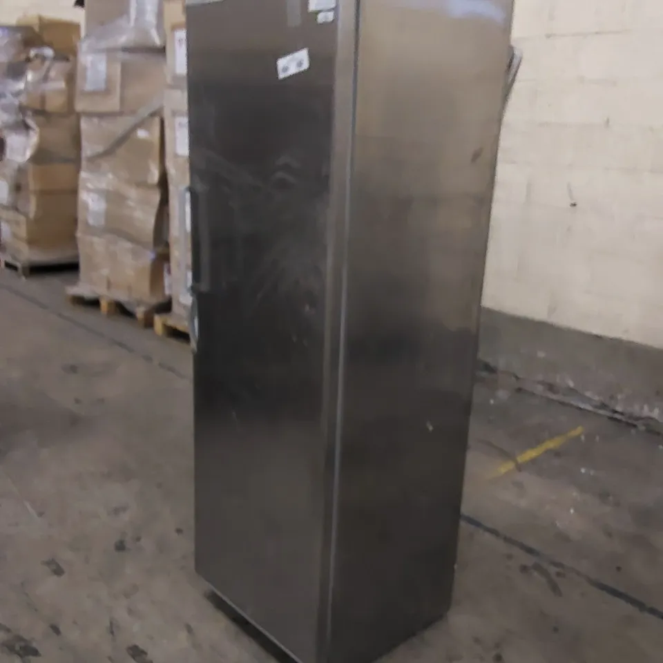 COMMERCIAL UPRIGHT FREEZER 