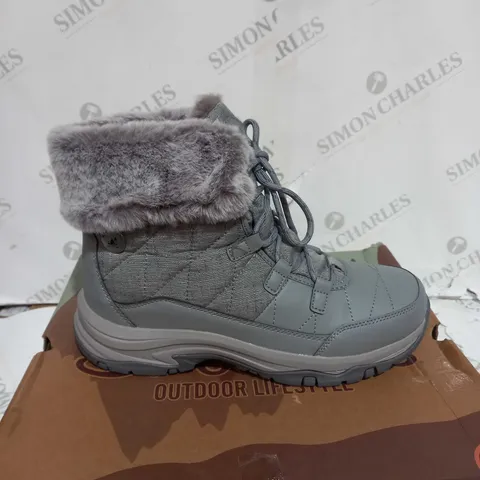 BOXED SKECHERS WOMENS ANTI SLIP AND WATERPROOF FUR LINED BOOTS, GREY - SIZE 5