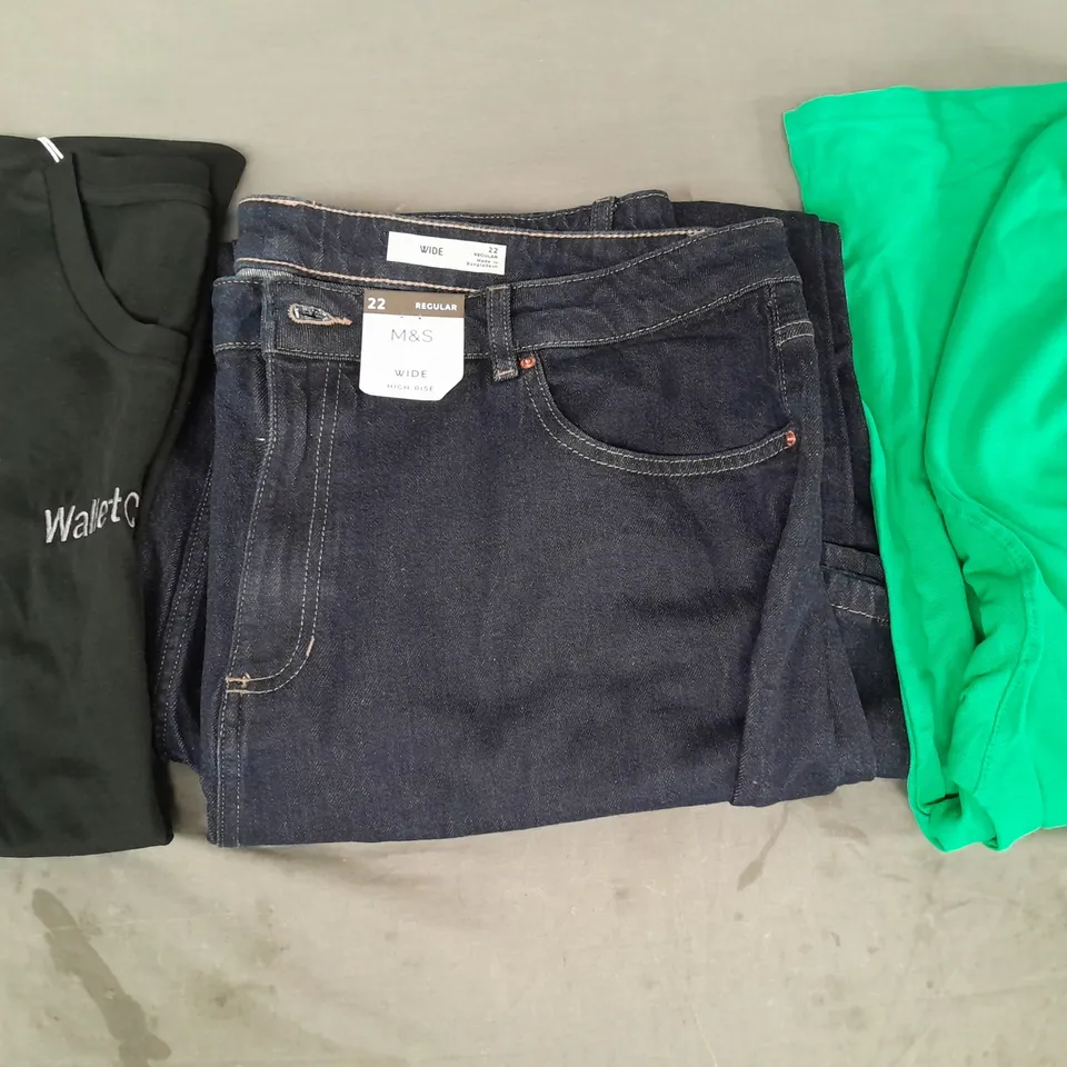BOX OF APPROXIMATELY 20 ASSORTED CLOTHING AND FASHION ITEMS IN VARIOUS STYLES, SIZES, AND COLOURS 
