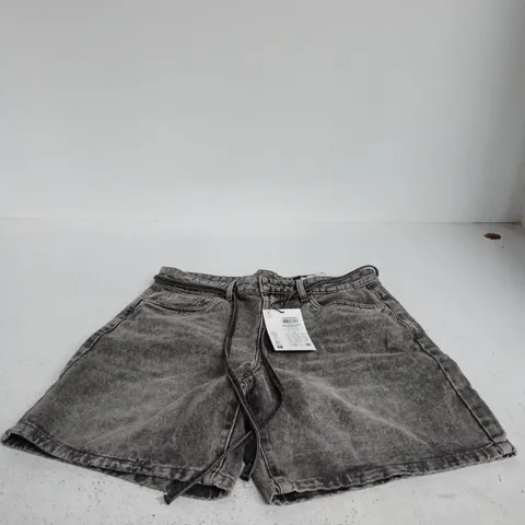 VERO MODA WE DO DENIM LIGHT GREY BELT SHORTS – WOMEN'S, SIZE M