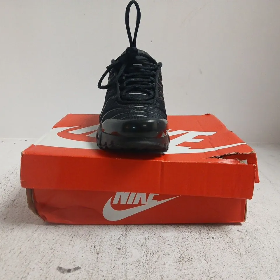 BOXED PAIR OF NIKE AIR MAX PLUS TRAINERS IN BLACK SIZE UK 4