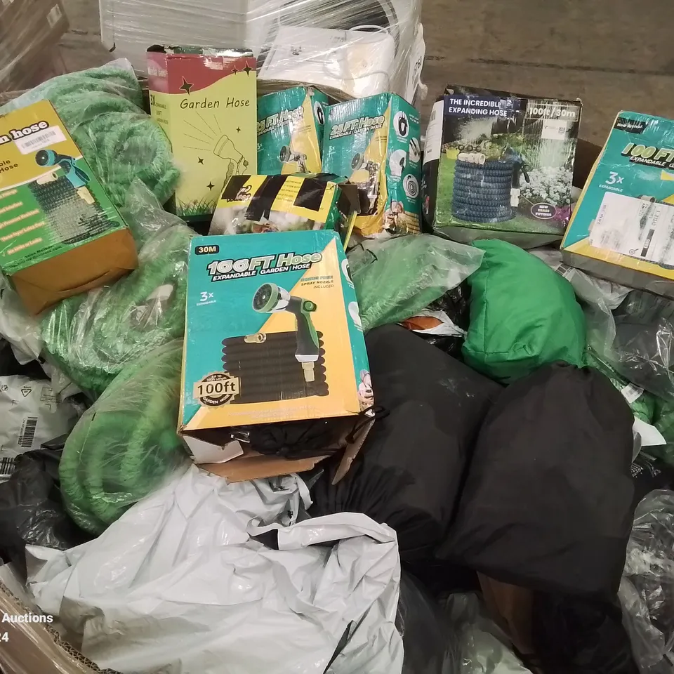 PALLET OF ASSORTED ITEMS TO INCLUDE, AN ASSORTMENT OF EXPANDABLE GARDEN HOSES IN VARIOUS SIZES 