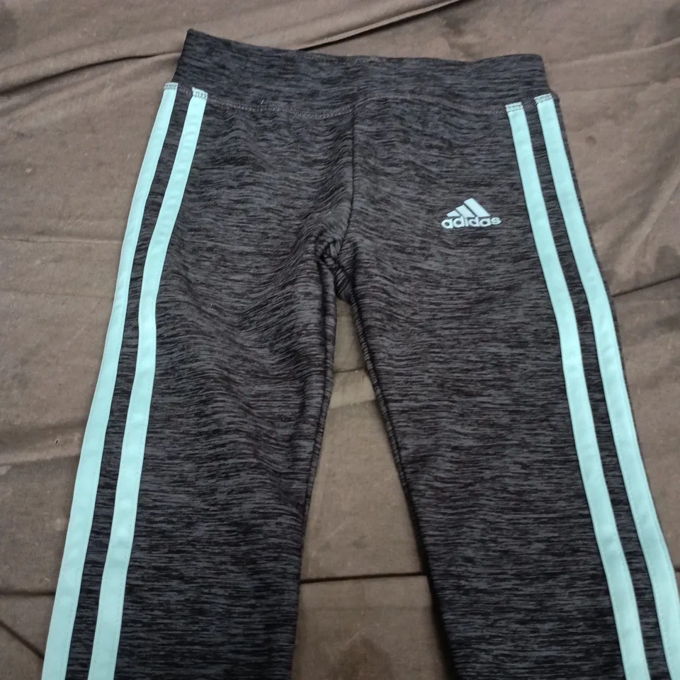 ADIDAS KIDS' LEGGINGS – CHARCOAL MARL WITH LIGHT BLUE SIDE STRIPES, 4T