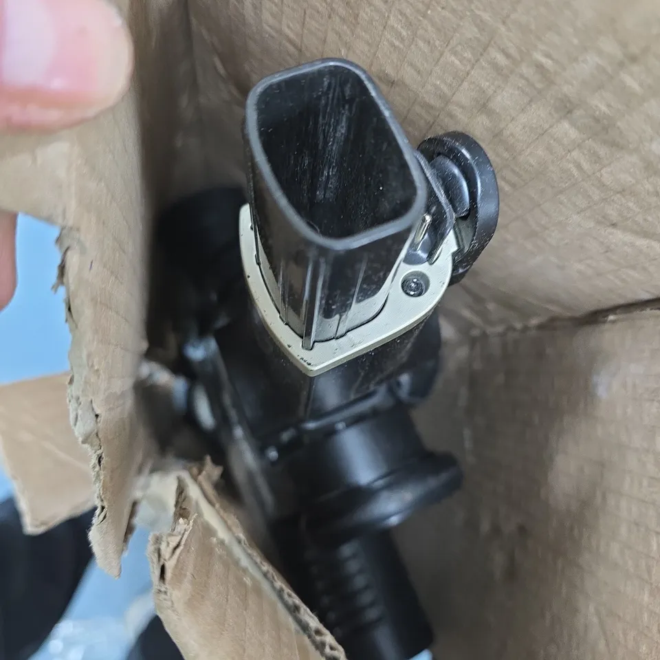 SHARK STRATOS CORDLESS VACUUM W/ ANTI HAIR WRAP & CLEAN SENSE IQ IZ400UKT