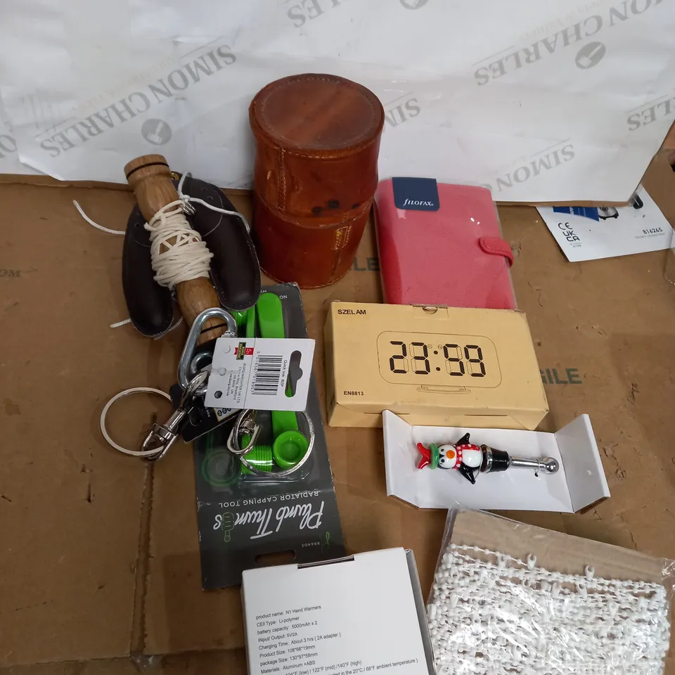 LOT OF ASSORTED HOUSEHOLD ITEMS 