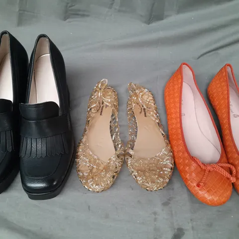 BOX OF APPROXIMATELY 15 ASSORTED PAIRS OF SHOES AND FOOTWEAR ITEMS IN VARIOUS COLOURS, STYLES, AND SIZES - COLLECTION ONLY
