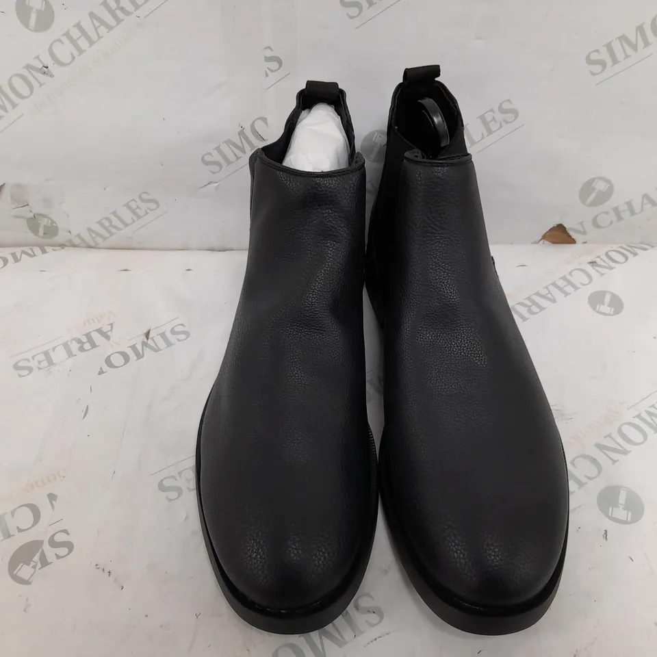 PAIR OF RIVER ISLAND BORRIS CHELSEA SHOES IN BLACK - UK 9