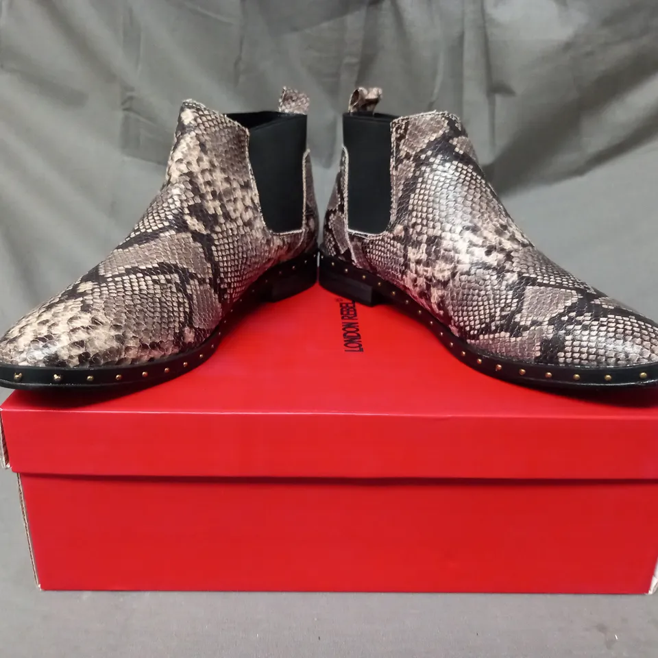 BOXED PAIR OF LONDON REBEL GARETH SYNTHETIC ANKLE BOOTS IN GREY SNAKE SIZE 3