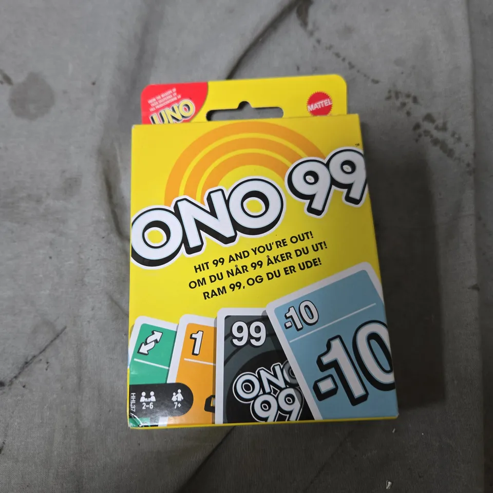 BOX OF ASSORTED TOYS INCLUDING UNO 99 CARD GAME BOX AND BLUE PAW PATROL BINOCULARS 