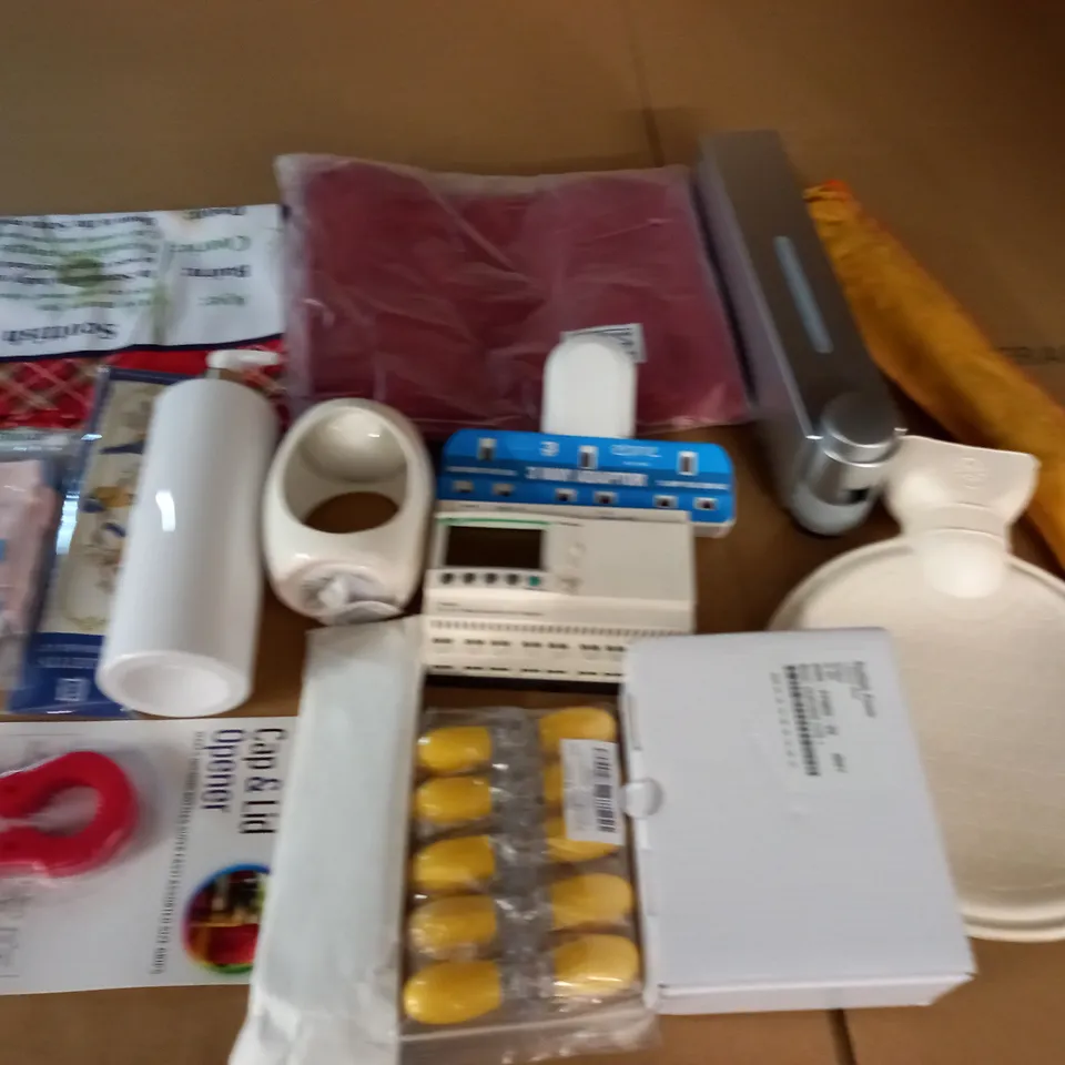 LARGE QUANTITY OF ASSORTED HOUSEHOLD ITEMS TO INCLUDE 3 WAY ADAPTER, LID OPENER AND CORN HOLDERS