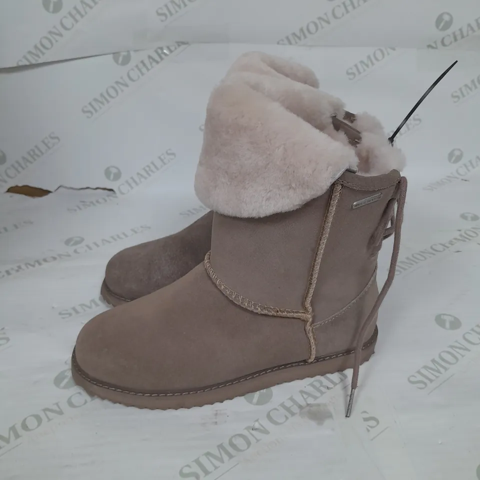 BOXED PAIR OF EMU BIRDWOOD BOOTS IN MUSHROOM UK SIZE 6