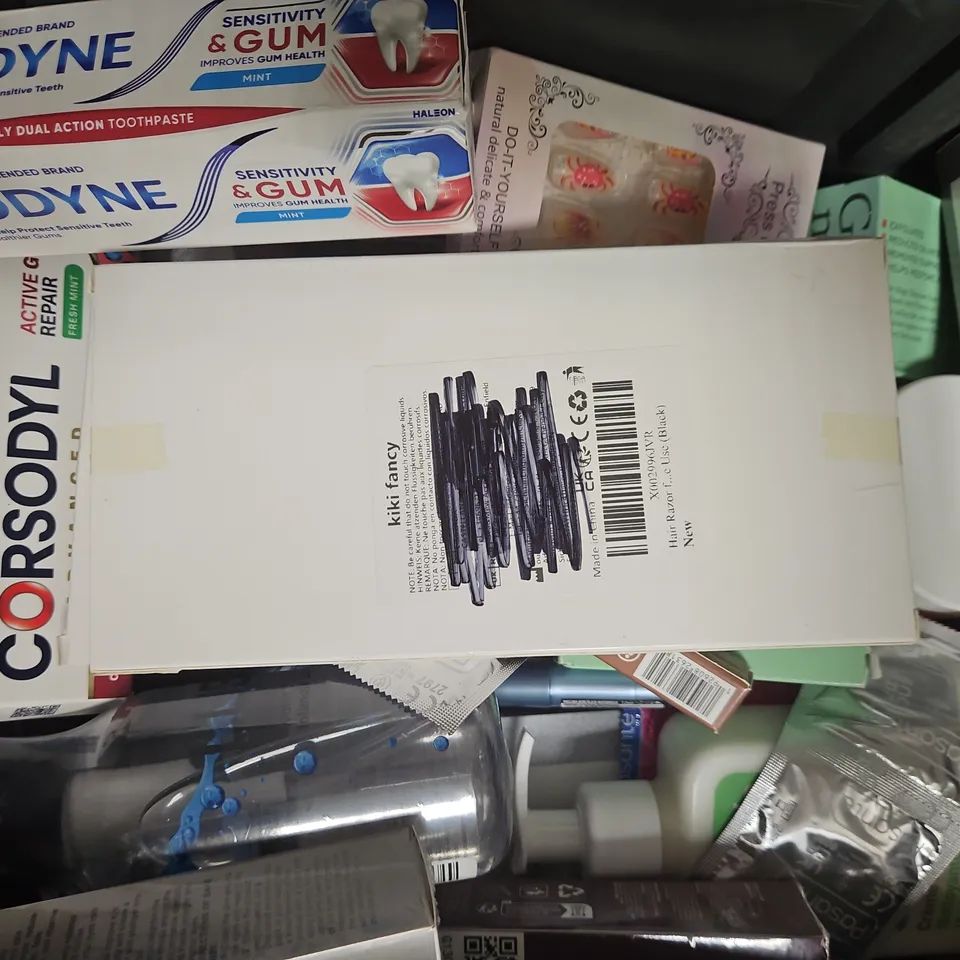 APPROXIMATELY 10 ASSORTED COSMETIC ITEMS TO INCLUDE SENSODYNE, KOBASHI, HUDABEAUTY, ETC - COLLECTION ONLY