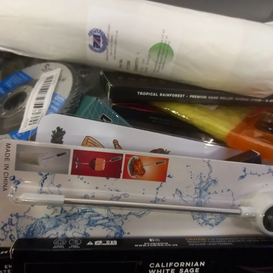 BOX OF APPROXIMATELY 20 ASSORTED ITEMS TO INCLUDE - TOYBOY BUMB BELL CHEW -SHOE SPONGE - WINE CHILLER STICK ETC