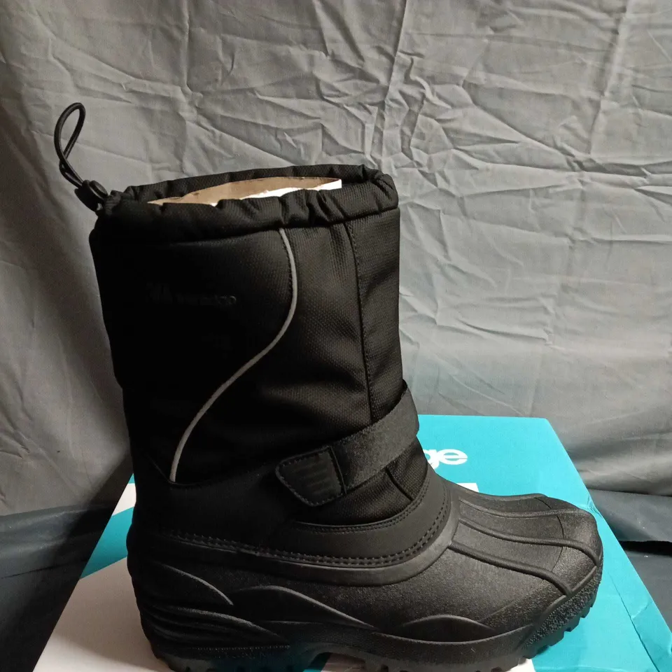 BOXED PAIR OF EDGE M ASPEN SNOW BOOTS - BLACK, MEN'S SNOW BOOT UK 10 (EU 44)