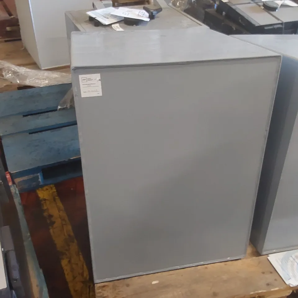 ASSOCIATED SECURITY HEAVY DUTY SECURITY SAFE - LOCKED