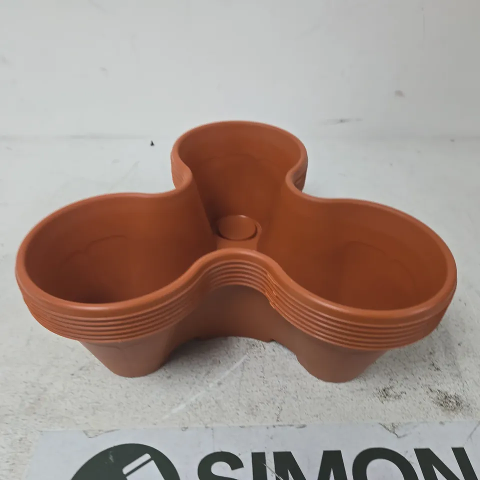 TERRACOTTA-COLOURED, TRI-LOBED THREE-COMPARTMENT PLANTER - X6