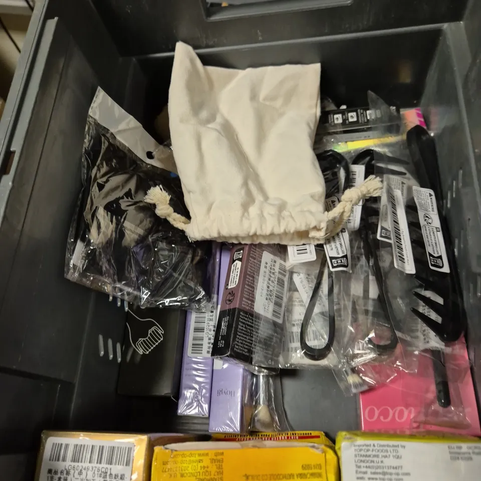 APPROXIMATELY 20 ASSORTED HEALTH AND BEAUTY PRODUCTS TO INCLUDE LONGRICH TOOTHPASTE, CEO CREAM AND FALSE LASHES