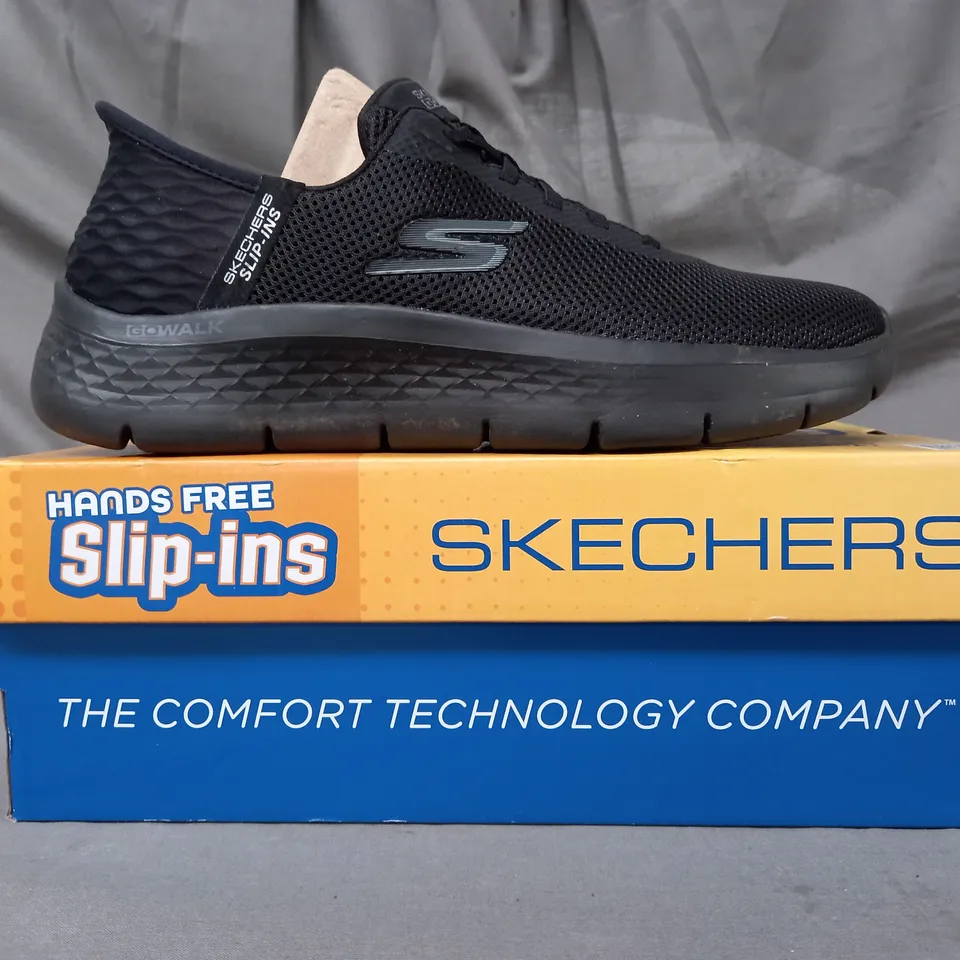BOXED PAIR OF SKECHERS GO WALK TRAINERS IN BLACK SIZE 8