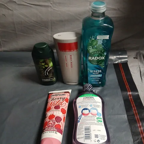 APPROXIMATELY 20 ASSORTED COSMETIC ITEMS TO INCLUDE RADOX, CORSODYL, BADEDAS, SOAP AND GLORY, BODY WASH ETC