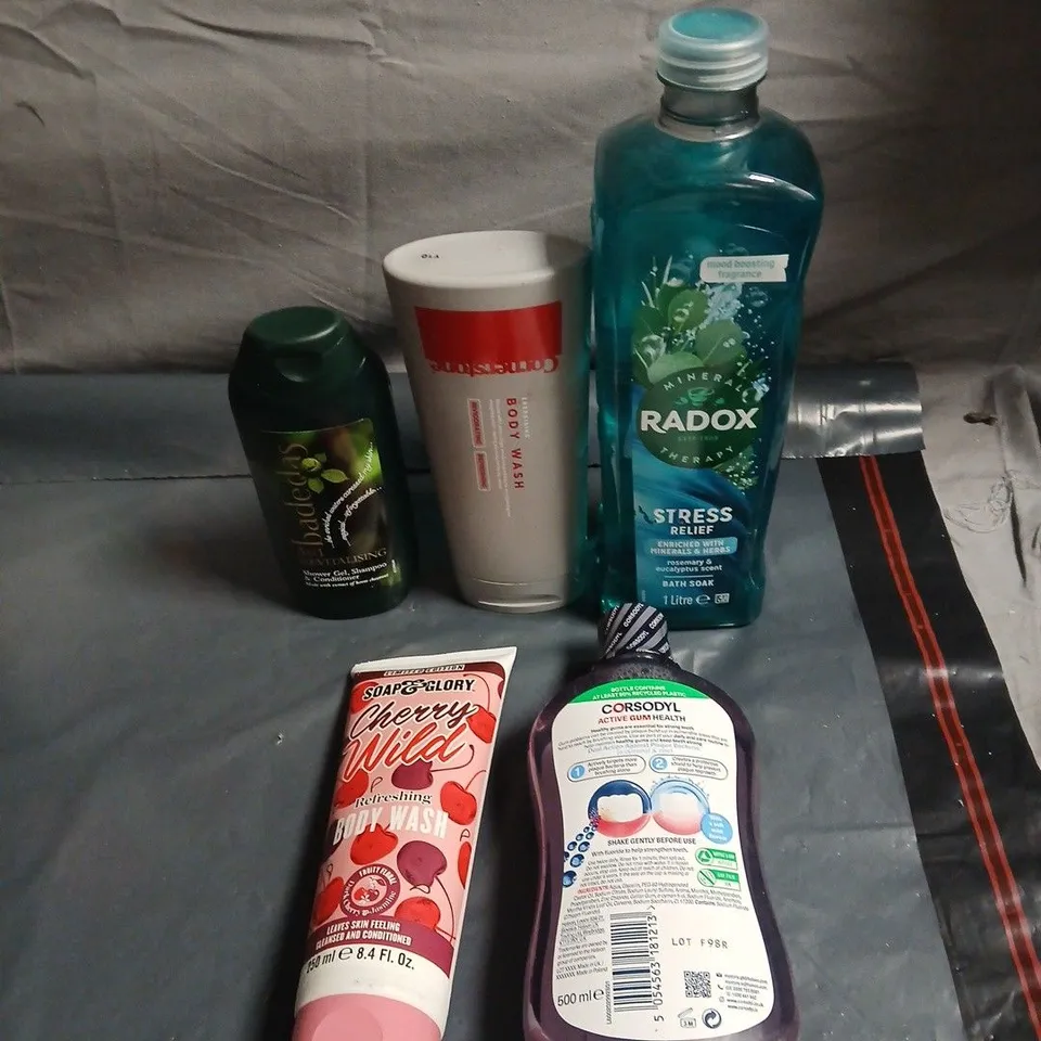 APPROXIMATELY 20 ASSORTED COSMETIC ITEMS TO INCLUDE RADOX, CORSODYL, BADEDAS, SOAP AND GLORY, BODY WASH ETC