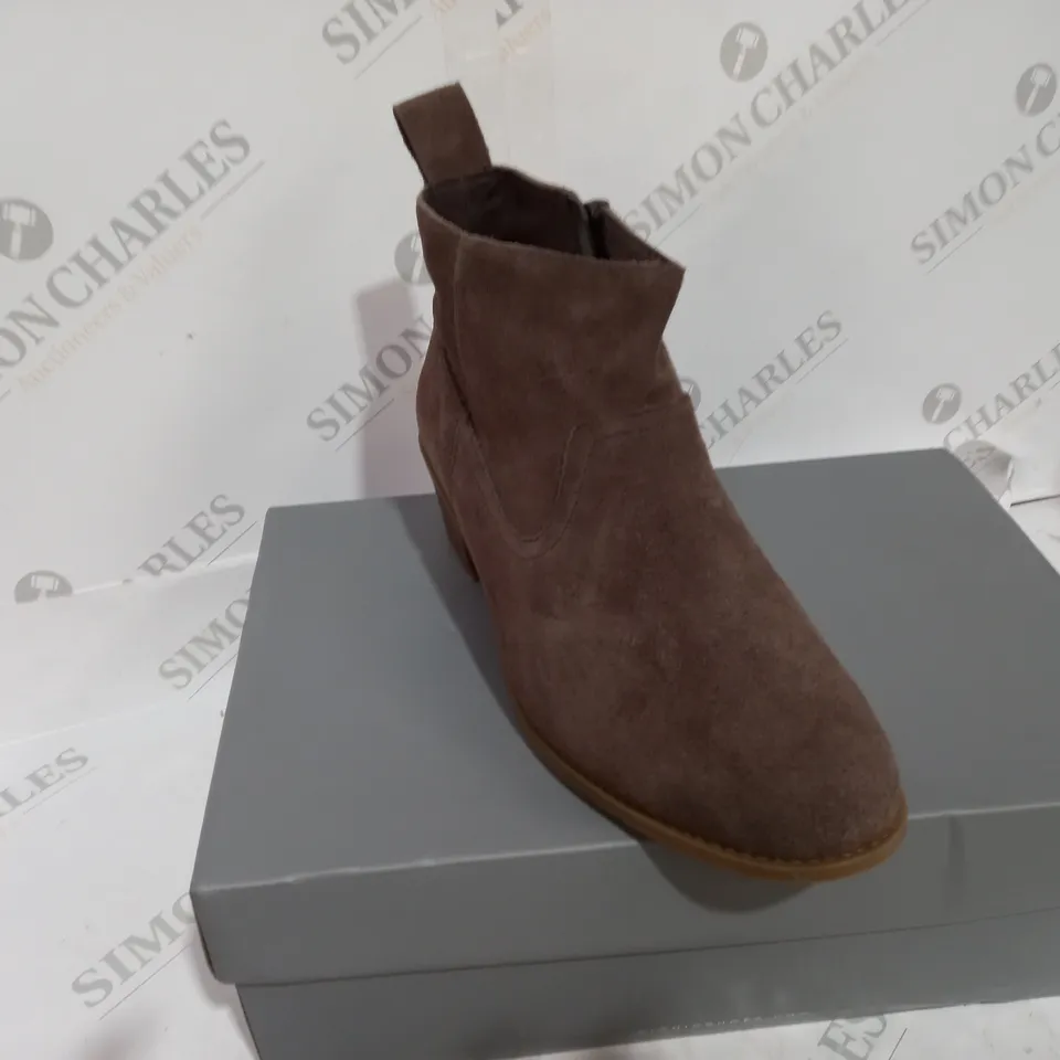 VIONIC VERA ANKLE BOOTS - GREIGE - SIZE 5.5