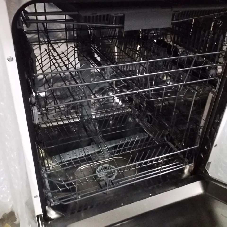 HISENSE 16 PLACE SETTINGS FREESTANDING DISHWASHER  - UNPROCESSED RAW RETURN