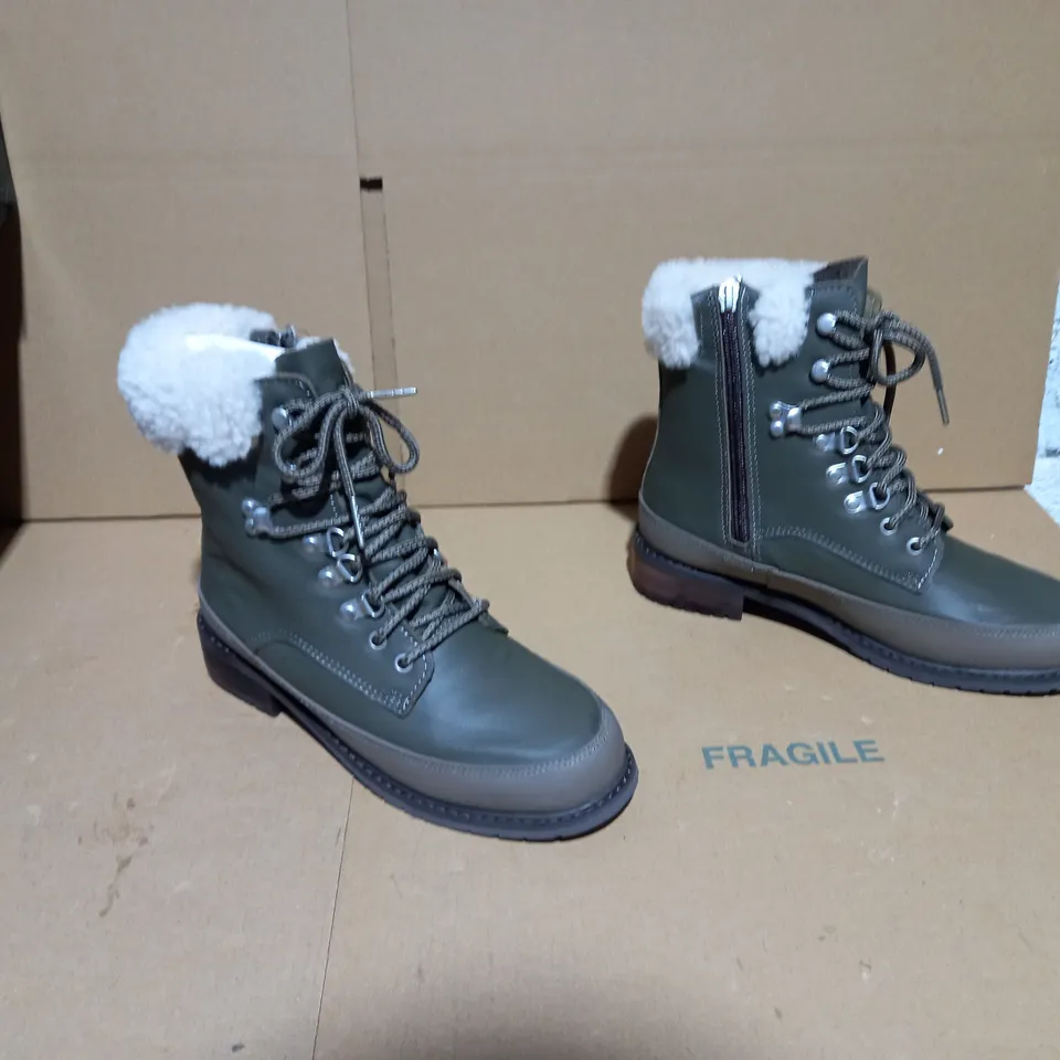 EMU AUSTRALIA OKAB DARK OLIVE BOOT SIZE 5 