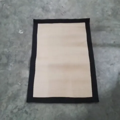 QUALITY DESIGNER AREA RUG - APPROXIMATELY 90X60CM