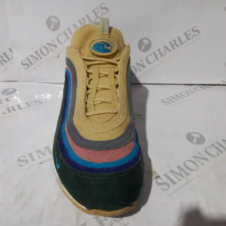 BOXED PAIR OF NIKE TRAINERS IN MULTICOLOUR UK SIZE 8.5