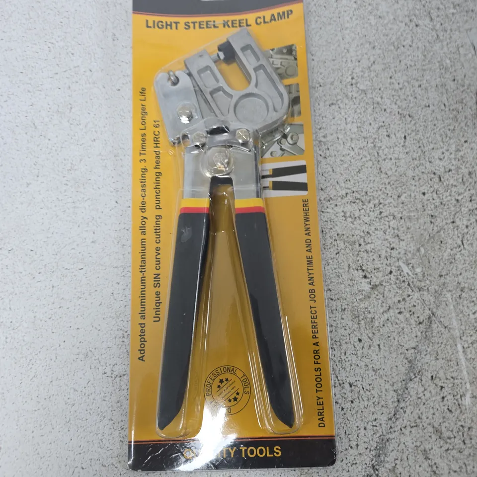 TOTE OF APPROXIMATELY 12 ASSORTED ITEMS TO INCLUDE: LIGHT STEEL KEEL CLAMP 
