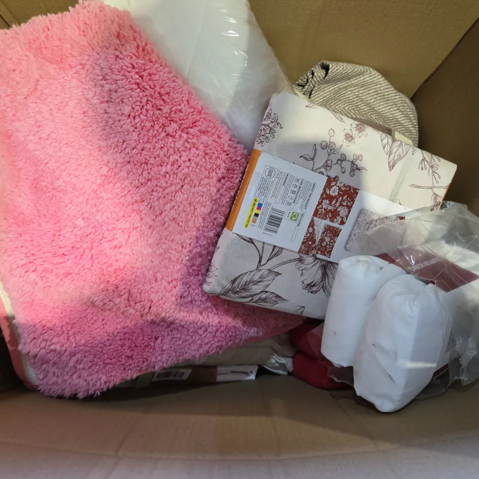 BOX OF APPROXIMATELY 8 ASSORTED BEDDING & SOFT FABRICS ITEMS TO INCLUDE - SQUISMALLOWS PILLOW , DUVET SET FOR COT , DUVET SET SUPER KING PUMPKIN ETC