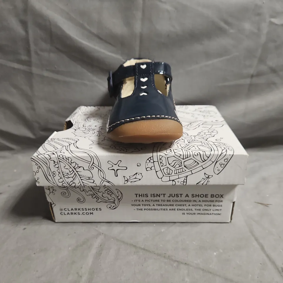 BOXED PAIR OF CLARKS TINY BEAT TODDLER SHOES IN NAVY SIZE UK 5
