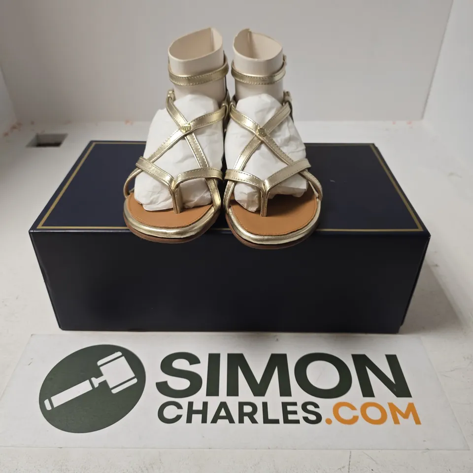 BOXED PAIR OF FAIRFAX & FAVOR WOMENS BRANCASTER SANDALS IN GOLD LEATHER - UK 4