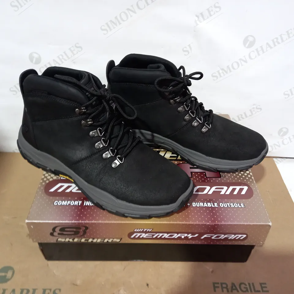 BOXED PAIR OF SKECHERS BLACK BOOTS- SIZE 10