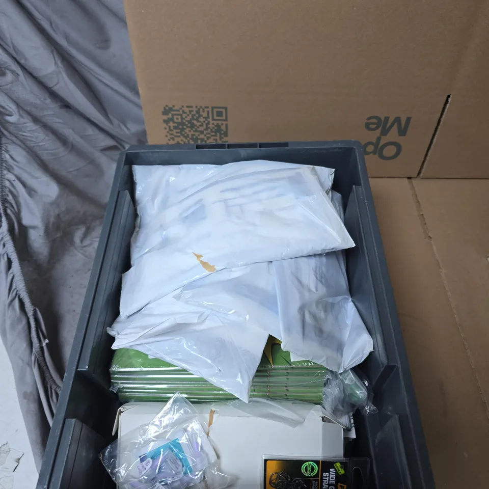 TOTE OF APPROXIMATELY 15 ASSORTED ITEMS TO INCLUDE: IKEA FOOD STORAGE BAGS 