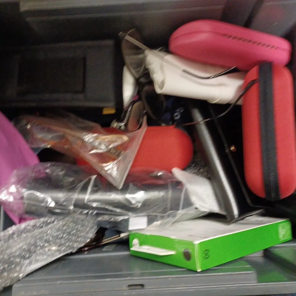 BOX OF APPROX 15 ASSORTED ITEMS TO INCLUDE - CELLY PORTABLE POWER BANK 5000MAH - DISNEY MICKEY MOUSE WATCH - UNBRANDED PINK GLITTER HEART EYE GLASSES ECT