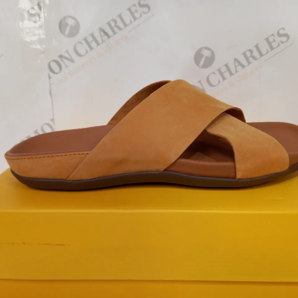 BOXED STRIVE PALMA SLIDER SANDALS SIZE 6