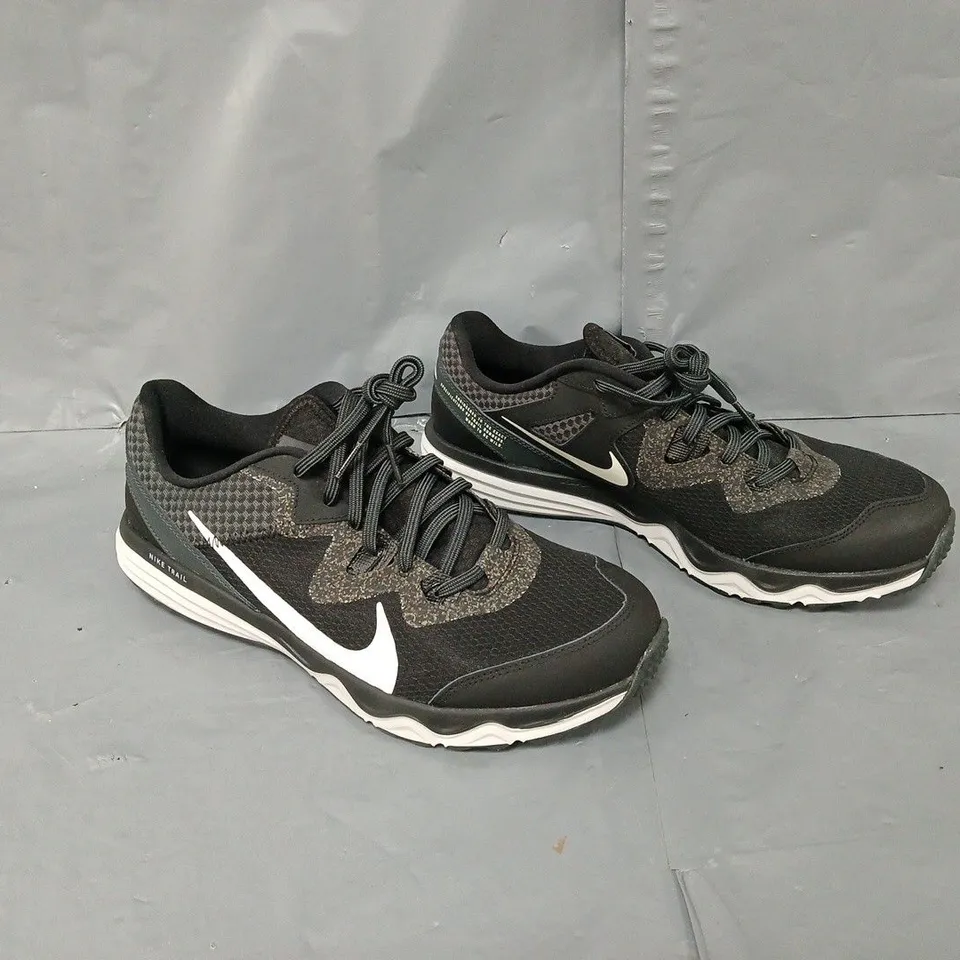 UNBOXED PAIR OF NIKE TRIAL RUN UK 9 - BLACK 