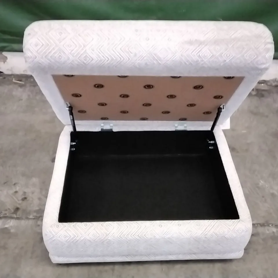 QUALITY BRITISH DESIGNED & MANUFACTURED G PLAN MALVERN STORAGE FOOTSTOOL NEBULAR PEBBLE FABRIC