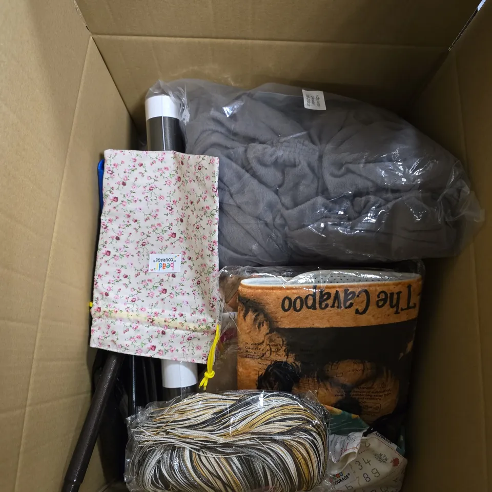 BOX OF APPROXIMATELY 10 ASSORTED HOUSEHOLD ITEMS TO INCLUDE - RING LIGHT - BAGS - THREAD - ETC - COLLECTION ONLY